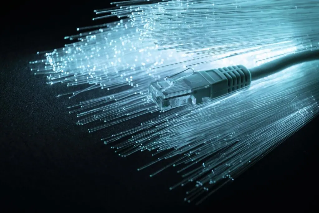 Cabluri de rețea și fibră optică pentru infrastructură de date